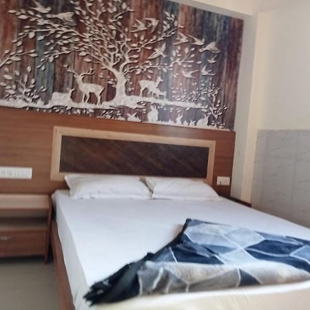 Hotel Shree Krishna Ахмедабад Екстериор снимка