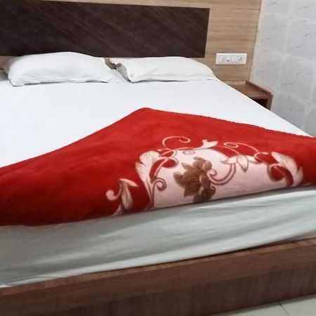 Hotel Shree Krishna Ахмедабад Екстериор снимка