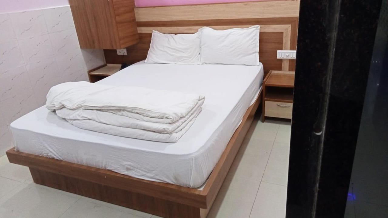 Hotel Shree Krishna Ахмедабад Екстериор снимка