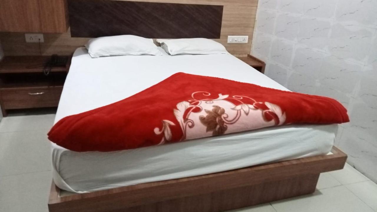 Hotel Shree Krishna Ахмедабад Екстериор снимка