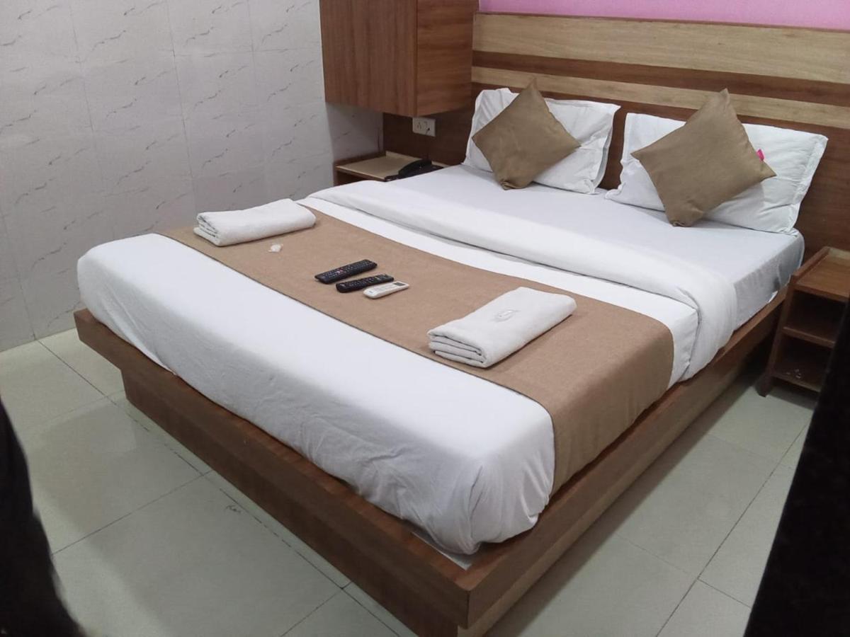 Hotel Shree Krishna Ахмедабад Екстериор снимка