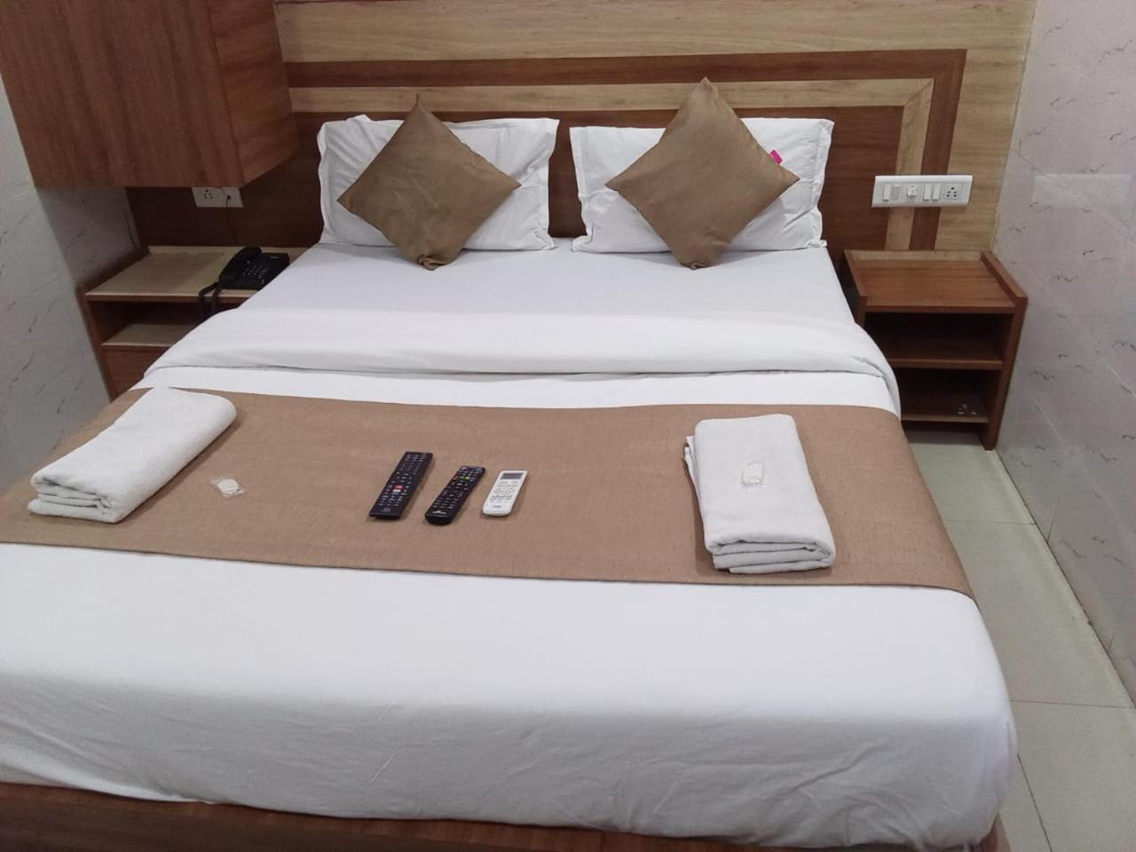 Hotel Shree Krishna Ахмедабад Екстериор снимка